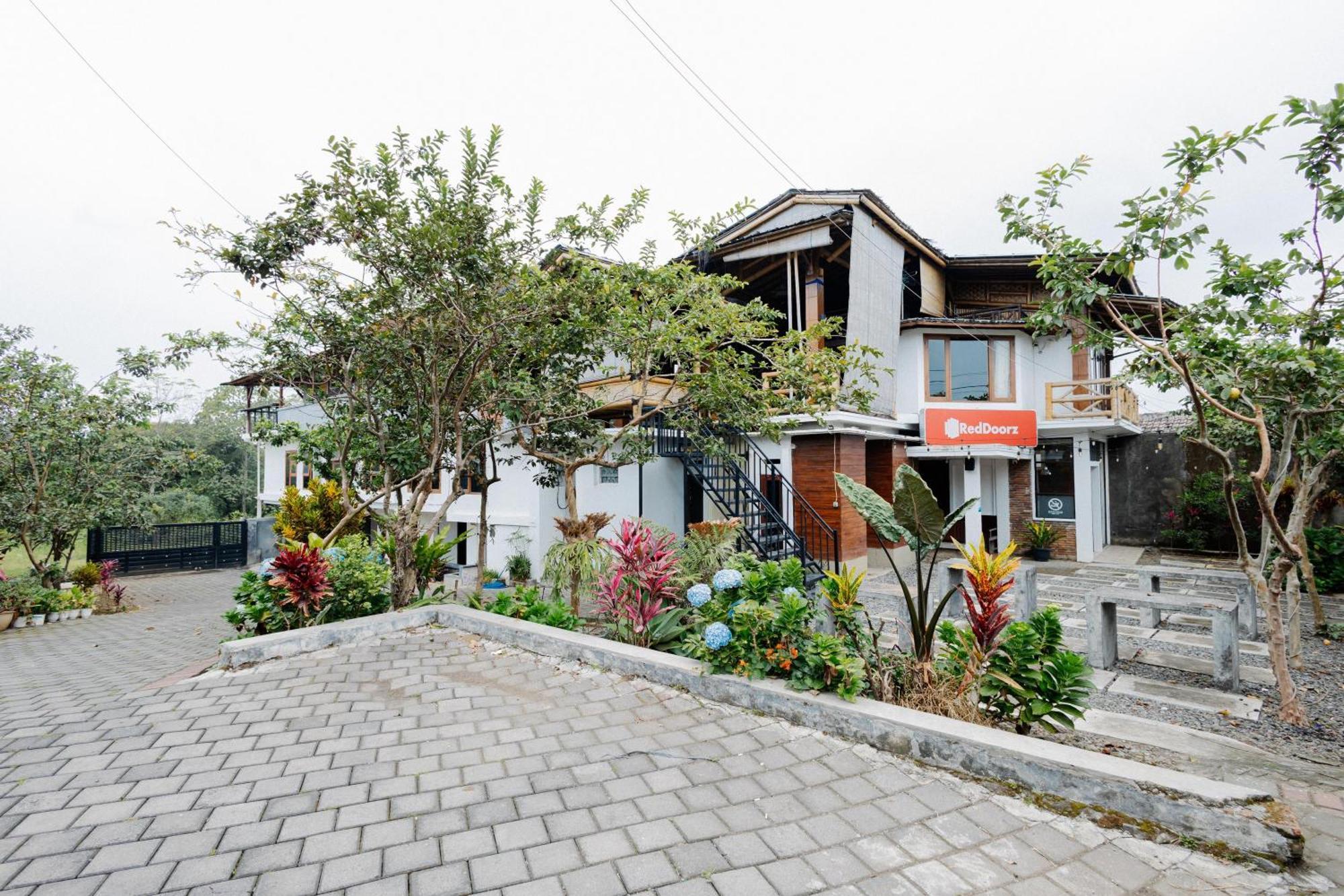 Reddoorz Syariah At Wisma Djokorio Poncokusumo Apartment Malang Luaran gambar