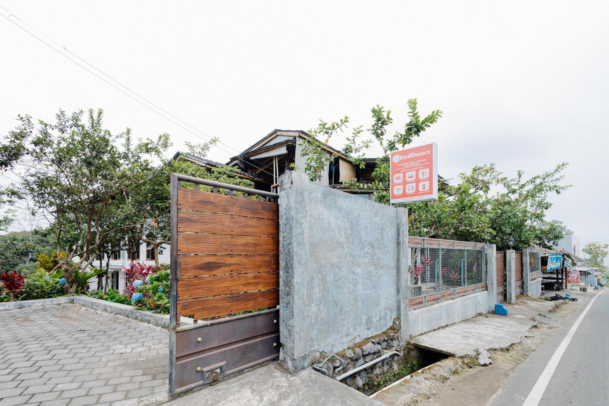 Reddoorz Syariah At Wisma Djokorio Poncokusumo Apartment Malang Luaran gambar