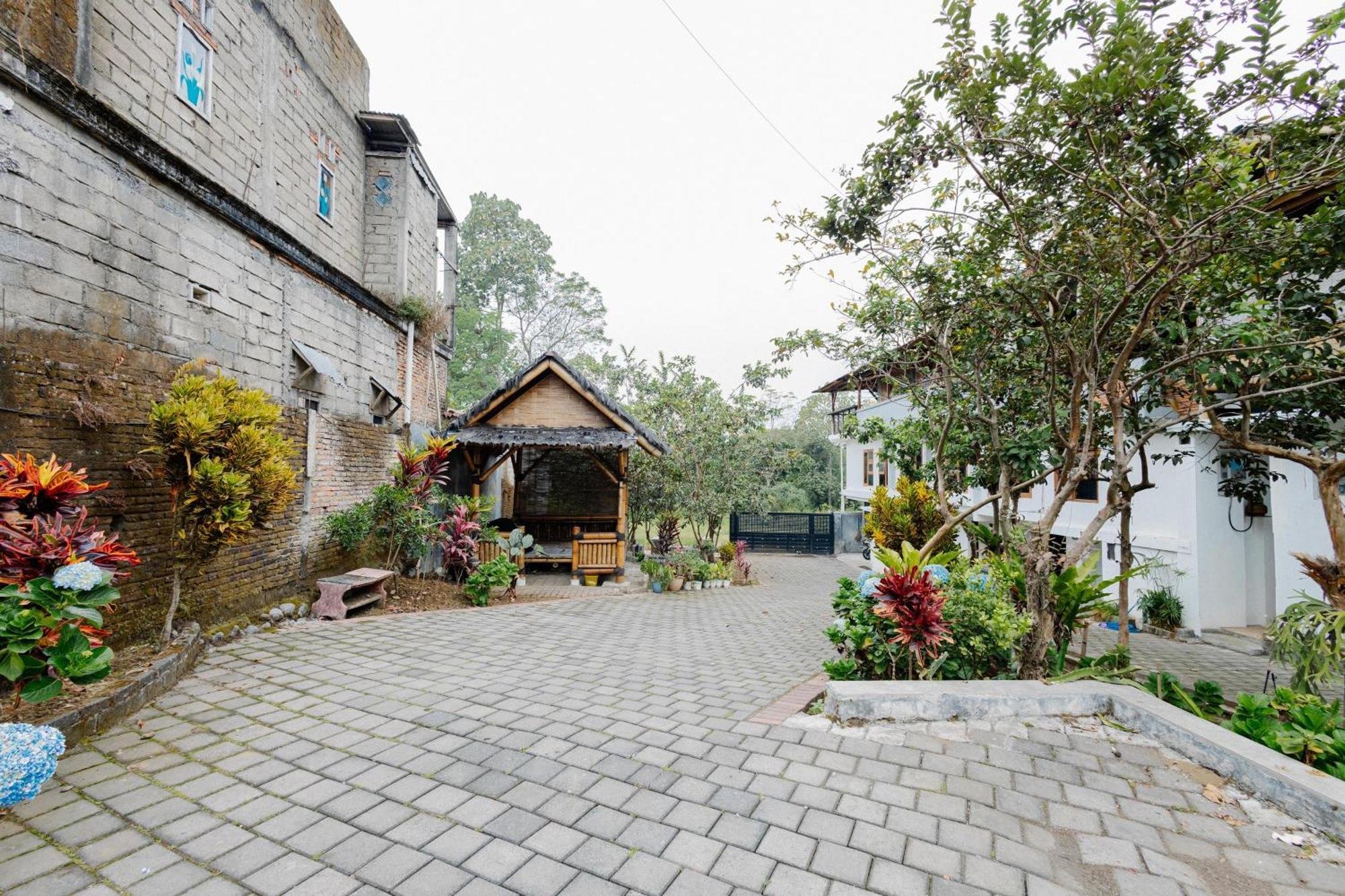 Reddoorz Syariah At Wisma Djokorio Poncokusumo Apartment Malang Luaran gambar