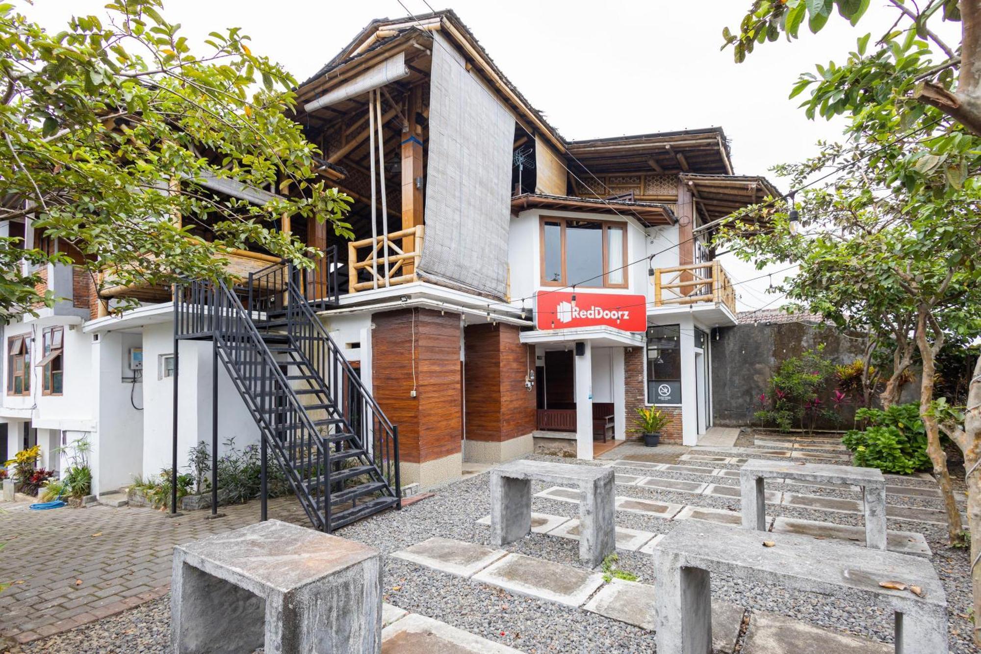 Reddoorz Syariah At Wisma Djokorio Poncokusumo Apartment Malang Luaran gambar